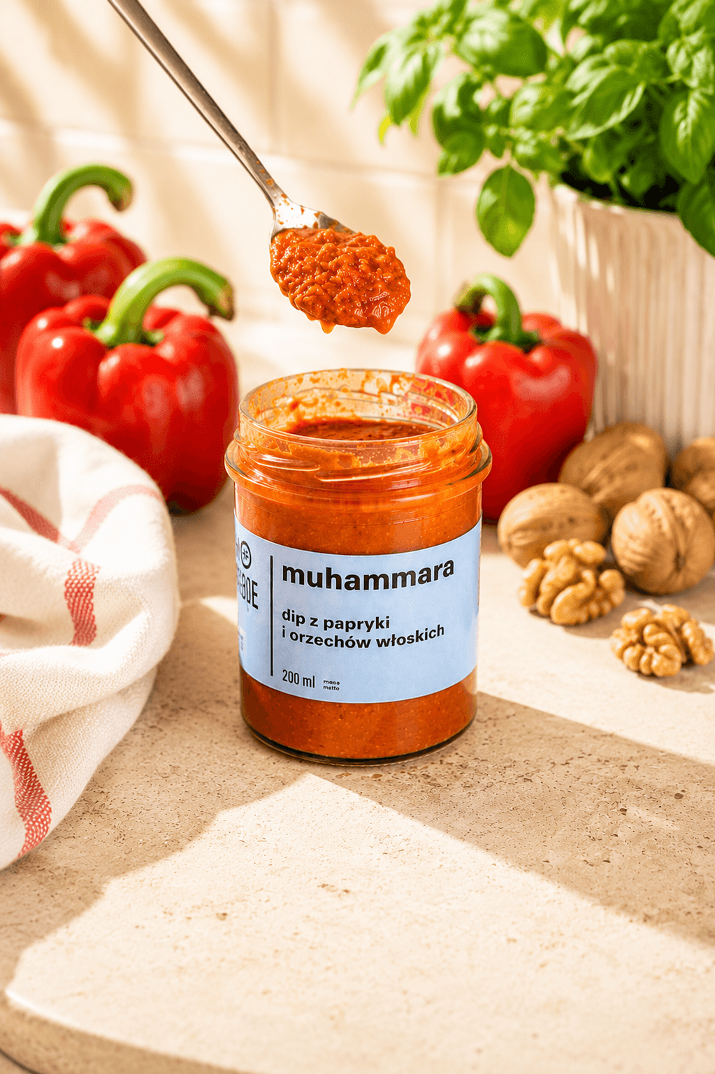 Muhammara-dip z pieczonej papryki i orzechów włoskich - View 1